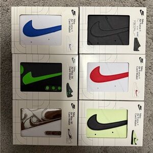 You have to pick one wallet
This not a bundle
Nike Card Wallet